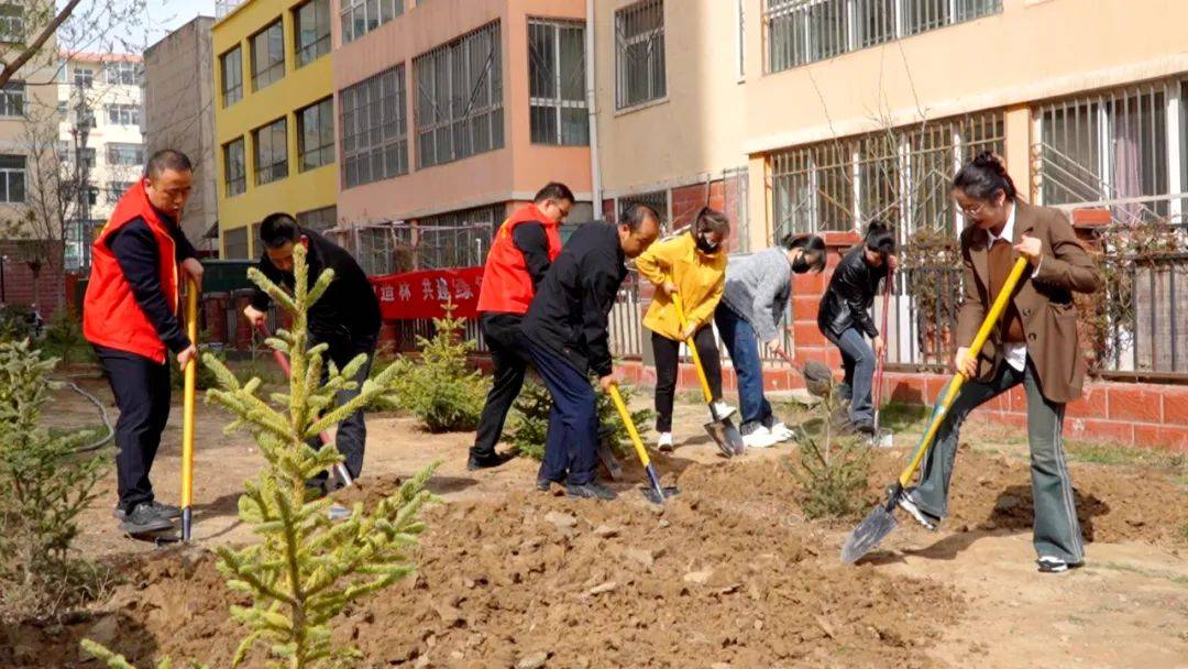 永定路街道：义务植树添新绿 携手共建家浩瀚体育平台园美(图1)