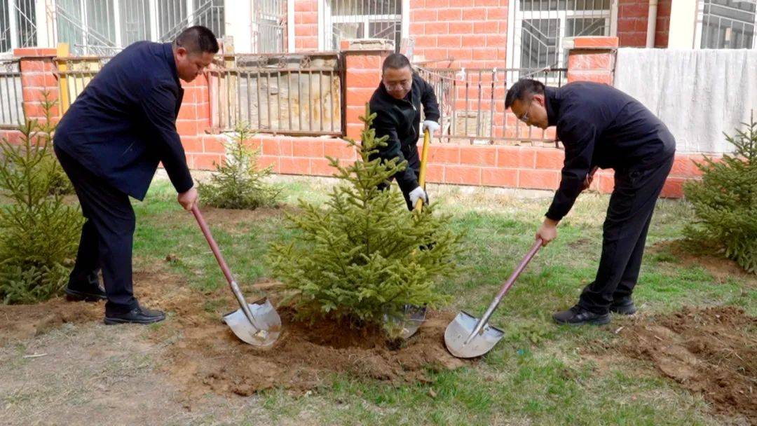 永定路街道：义务植树添新绿 携手共建家浩瀚体育平台园美(图2)